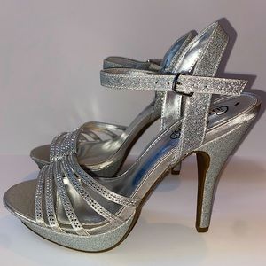 CUTE SILVER SPARKLY HEELS